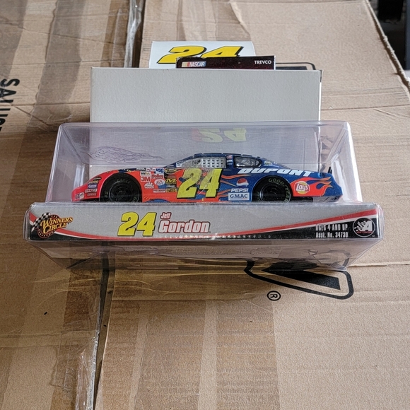 Jeff Gordon die-cast car 1:24 scale - Picture 4 of 4